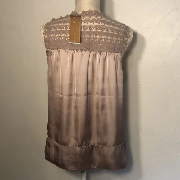 Francesca’s Color pink size Large 3 Buttons on shoulder and Lace on top - Picture 6 of 9